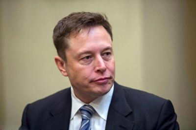 Aktier i elbil- og batteriproducenten Tesla er stadig stærkt faldende, efter at gruppens topchef, Elon Musk, har sagt i et interview til The New York Times, at han slider sig selv op i sit arbejde og har brug for beroligende midler for at sove. Nicholas Kamm/Ritzau Scanpix
