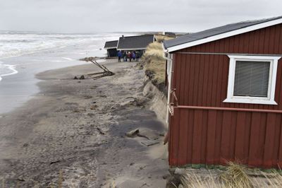 Henning Bagger/arkiv/Ritzau Scanpix. I 2015 stod et sommerhus på kanten af klitterne ved Nørlev Strand i Vendsyssel. Hårdt vejr har slidt på kystbeskyttelsen. Nu vil regeringen give en milliard kroner til kystbeskyttelsen på den jyske vestkyst, siger miljø- og fødevareminister Jakob Ellemann-Jensen (V).