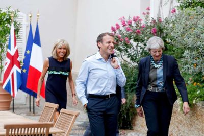 Sebastien Nogier/Ritzau Scanpix. Det franske præsidentpar, Emmanuel og Brigitte Macron, skal bo i Christian VII's palæ på Amalienborg. Inden de rejser hjem, skal præsidenten ridse en hilsen med en diamant i en rude. Det er der tradition for, at gæster på statsbesøg gør.
Her er præsidentparret tidligere i august på besøg hos den britiske premierminister, Theresa May.