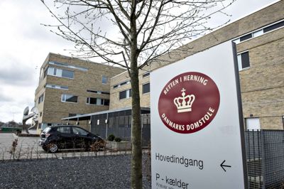 En 65-årig mand er af Retten i Herning idømt tre års fængsel for voldtægter af sit barnebarn. Han har anket dommen til Vestre Landsret. Henning Bagger/Ritzau Scanpix