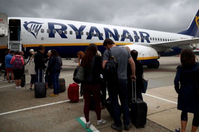 Ryanair-passagerer skal fra november betale ekstra for håndbagage på op til ti kilo. Foto: Hannah McKay/Reuters