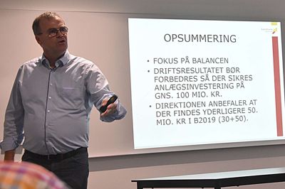 Teknik- og stabsdirektør Kenneth Jensen under fremlæggelse af de barske konsekvenser. Det fandt sted på et orienteringsmøde i i Hjertet torsdag aften. ?Foto: Steen Hebsgaard