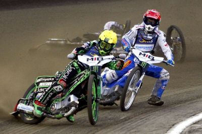 Scanpix. Nicki Pedersen (med rød hjelmfarve) havde en hård aften i Gorzow, hvor han blev involveret i en dramatisk duel med polske Maciej Janowski.