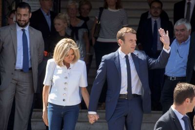 Philippe Wojazer/Reuters. Med på statsbesøget har Emmanuel Macron sin hustru, Brigitte Macron. Hun er gymnasielærer og skal på besøgets anden dag besøge Rystensteen Gymnasium i København.
Her ses parret 11. juni 2017 - cirka en måned før var Emmanuel Macron blevet indsat som sit lands nye præsident.