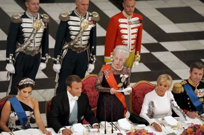 Martin Sylvest/Ritzau Scanpix. Dronning Margrethe sender i sin tale til den franske præsident, Emmanuel Macron, en kærlig tanke til prins Henrik, der afgik ved døden i februar.