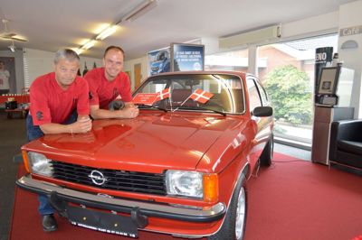 Far og søn - Ivan og Tommy Nygaard ved en ældre Opel, som har samme alder som deres fælles virksomhed Autogaarden på Eli Christensensvej i Ikast. 40 års jubilæet markeres på fredag. ?