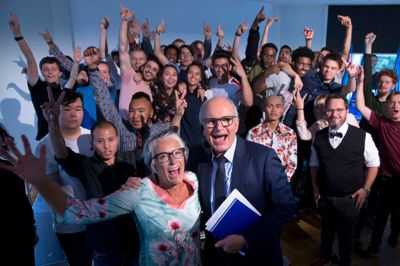 Med forstanderparret Kisser Lynge Madsen og Mogens Sommer Madsen i front blev det en festlig, musikalsk bogpræsentation på Brande Højskole. ?Foto: Tom Laursen