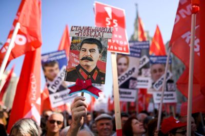 Kirill Kudryavtsev/Ritzau Scanpix. Protester mod den russiske regerings pensionsreform i Moskva. Kommunistpartiet var en af hovedarrangørerne af søndagens demonstration.