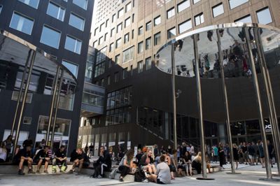 De lærerstuderende på landets professionshøjskoler bruger for få timer om ugen på deres uddannelse i forhold til målsætningen. Her ses studerende på professionshøjskolen UCC ved Carlsberg Byen. Foto: ólafur Steinar Gestsson/Ritzau Scanpix