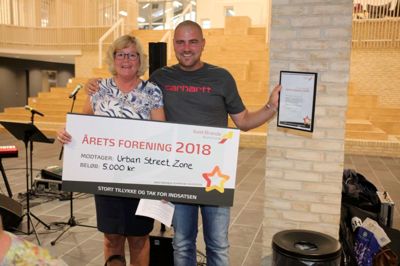 Helle Mathiasen gav prisen som Årets Forening til Urban Street Zone - repræsenteret ved Rune Lyager. ?Foto: Jens Anton Nordestgaard