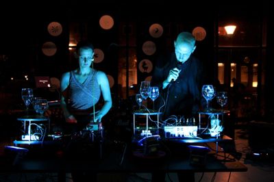 Duo Demona opfører Glassymfoni og Vokalperformance. ?Foto: Presse