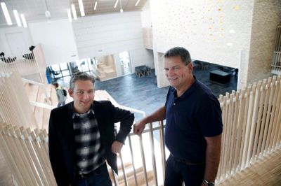 Kulturkonsulent Carsten Jensen (th) og fritidskonsulent Karsten Sommer , som sammen med chefkonsulent for erhverv og fritid i kommunen, Lone Jager Neldeberg, udgør trioen, der står for alt det praktiske omkring booking og brug af Hjertet. ? Foto: Flemming Hansen