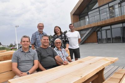 En del af aktivitetsgruppen samlet foran Hjertet - siddende fra venstre Karsten Sommer, Carsten Jensen og Peter O. Sørensen, stående fra venstre Per Villumsen, Pia Stræde Palmelund og Jørgen Donslund. Foto: Steen Hebsgaard