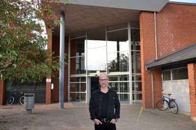 Rasmus Alenkær - her fotograferet foran Hyldgårdsskolen. ?Foto: Privat