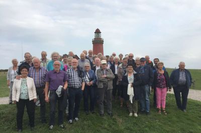 Der var næsten lige mange fra Silkeborg, Ikast og Herning, da Mediehusene Midtjyllands Læserklub onsdag sendte 50 midtjyder på ekspedition til Nordvestjylland. Her efter kaffen foran Bovbjerg Fyr. ?Foto Hans Krabbe