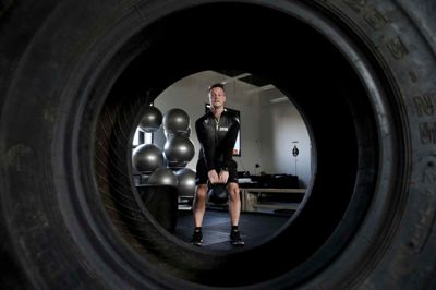 Allan Rindom har anskaffet sig store traktordæk, som kommende motionister kan få lov at muntre sig med i det nye træningscenter. ?Foto: Flemming Hansen.