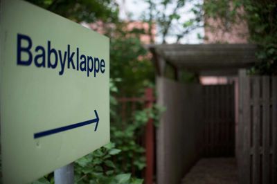 Johannes Eisele/arkiv/Ritzau Scanpix. En "babyklappe" er en babyluge på St Joseph hospital i Berlin. Her kan forældre aflevere deres nyfødte barn i sikkerhed. Men babyluger forebygger ikke nødvendigvis, at børn bliver efterladt, lyder det fra VIVE.
