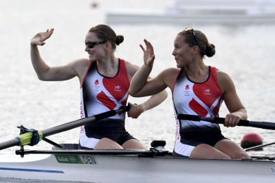 Damien Meyer/arkiv/Ritzau Scanpix. Lærke Berg Rasmussen (tv.), der her ses under OL i Rio i 2016, var torsdag med til at ro den danske damefirer i finalen ved VM i Bulgarien.