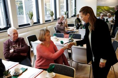 En punktering forsinkede statsministerkandidat Mette Frederiksen (S), men hun gav sig alligevel tid til at hilse på hver enkelt fremmødte i Frivilligcentret. Foto: Flemming Hansen