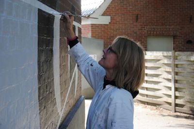 Billedkunstner Lisbeth Eugenie Christensen, der i øjeblikket arbejder på et større gavlmaleri i Brande, er en af tre censorer på INSIDE 2018. ?Foto: Presse