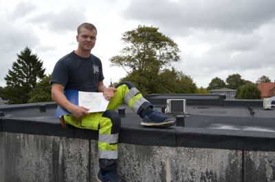 Ole Sejr har netop afsluttet sin anden uddannelse som håndværker og er glad for sine valg af uddannelser og et frit arbejdsliv under åben himmel - helt på toppen. ?? Foto: Laila Kempel