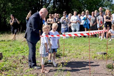 Solrød Kommunes Borgmester, Niels Hörup, tager sammen med repræsentanter fra de fremtidige brugere, første spadestik til det 750 kvadratmeter store byggeri i Solrød. ? Foto: privat?