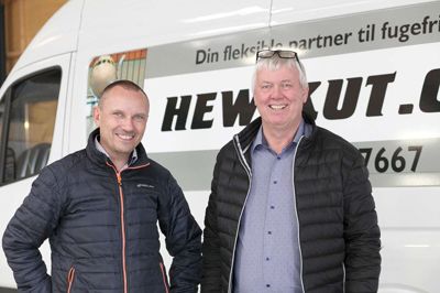 Salgschef Finn Clausen og indehaver Lasse Christiansen (t.h.) er tæt på at være klar til at flytte Hewikut fra Vrads til Brande, hvor en ny hal på 1750 kvadratmeter er under opførelse. ?Foto: Mikael Lund