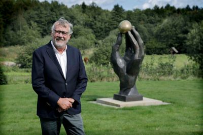 I haven ved ægteparret Stubkjær Sørensens ejendom udenfor Brande står skulpturen Skaberens Hånd - nærmest som symbol ejernes virketrang i Brande. ?Foto: Henrik Ole Jensen
