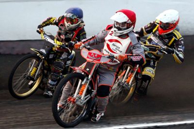 Sportxpress/Ritzau Scanpix. Mads Korneliussen (rød) kan kalde sig dansk speedwaymester for hold sammen med holdkammeraterne fra Region Varde.