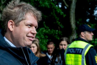 Advokat og partileder Rasmus Paludan fra Stram Kurs spreder sine ikke udelukkende populære budskaber i Ikast på lørdag. Det kræver et stort politiopbud.? Foto: John Randeris/ritzau Scanpix