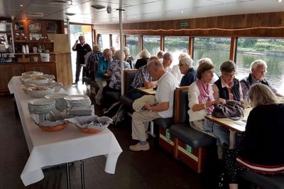 Knap 60 af de omring 80 frivillige medarbejdere i Ikast Genbrugsbutik deltog i sommerudflugten, der gik til Silkeborg. Her er deltagerne klar til at nyde den maritime middag på "Mågen". Om medarbejderne også i år får rekordomsætning vides ikke, men ved udgangen af juli lå resultatet godt 32.000 kr. højere end samme tid sidste år. ?Foto: Privat