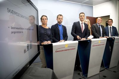 Nils Meilvang/Ritzau Scanpix. May-Britt Kattrup (LA), Morten Østergaard (R) erhvervsminister Rasmus Jarlov (K), Lisbeth Bech Poulsen (SF) Morten Bødskov (S) og Torsten Schack Pedersen (V) præsenterer politisk aftale på hvidvaskområdet.