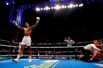 Andrew Couldridge/Reuters. På et teknisk knockout i syvende omgang vandt Anthony Joshua lørdag aften over russeren Alexander Povetkin.