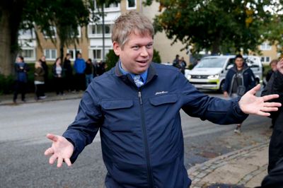 En selvsikker Rasmus Paludan udfordrede og opfordrede borgerne i Ikast til at komme og få en snak med ham. Det gjorde en del. Men modsat andre steder opførte folk sig pænt, og de voldelige sammenstød udeblev. ?Foto: Flemming Hansenoto: Flemming Hansen