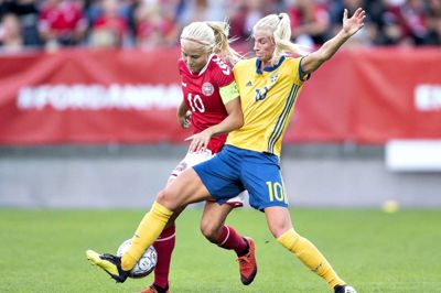 Danske Pernille Harder (tv.) vandt for nylig Uefas pris som den bedste kvindelige fodboldspiller i Europa. Nu får hun mulighed for at vinde endnu en hæderspris. Foto: Henning Bagger/arkiv/Ritzau Scanpix
