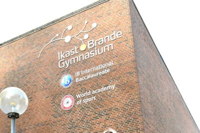 Nana Gaardsdal, 2.C og Julie Bloch Hornsved 1I er to af de i alt 37 elever på Ikast-Brande Gymnasium, der er hårdt ramt af stormen Florences hærgen på den amerikanske østkyst. Deres studietur får ikke det indhold, de havde regnet med og bliver også væsentlig dyrere. ?Foto: Laila Kempel