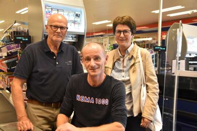 Købmand Ole Vinther Kristensen (i midten) i Rema 1000 i Ikast var helt med på idéen, da han blev kontaktet af Kræftens Bekæmpelse i skikkelse af Bjarne Sass og formand Inger-Lise Katballe. De ville have ham til at gemme cigaretterne væk i butikken, og det bliver de fra nytår. Og initiativet har spredt sig til hele landet. ? foto: Marianne Brink