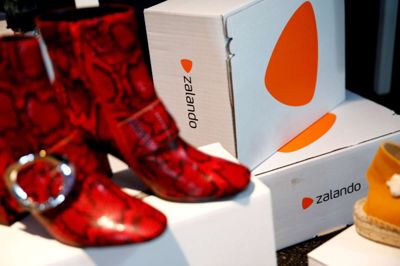 Hannibal Hanschke/arkiv/Reuters. Tyske Zalando er en af de udenlandske virksomheder, som et stigende antal danskere klikker sig ind på, når de handler på nettet. Ifølge en ny rapport fra Dibs, der er en del af Nets, vil danskernes forbrug på nettet i år runde 133,5 milliarder kroner.