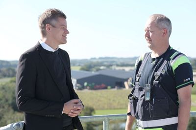 Kommunikationsdirektør Rasmus Winther (til venstre) fra Nature Energy ses her i samtale med driftsleder Per Hansen på toppen af en af biogasanlæggets ca. 20 meter høje rådnetanke.