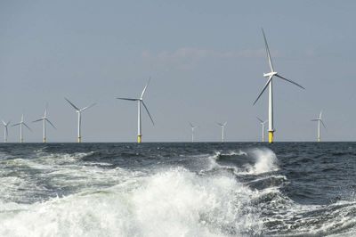 Tre havvindmølleparker skyder efter planen op forskellige steder i Danmark frem mod 2030. Det sker som følge af energiaftalen fra juni. Her ses Ørsteds havvindmøllepark Horns Rev 2 i Nordsøen ud for Esbjerg. Foto: Henning Bagger/arkiv/Ritzau Scanpix