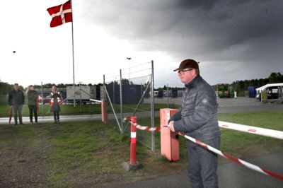 Henrik Engedahl, Formand for Teknik og Miljø, lod sig overtale til at klippe snoren i en fart, da en sort sky nærmede sig i hastigt tempo. Kort efter stod regnen ned i stænger.?Foto: Jan Anderschou