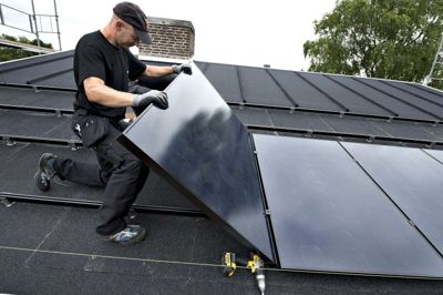 Henning Bagger/Ritzau Scanpix. Større investeringer i eksempelvis solceller er én af mange måder, man kan energioptimere sin bolig på. Men mindre tiltag kan dog også gøre en mærkbar forskel på varme- og elregningen. For eksempel kan man starte med at skifte utætte, vest- og sydvendte vinduer ud, fremfor samtlige vinduer i boligen.