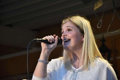 Louise Espersen sang blandt andet »Tag med ud og fisk« - et af Gitte Hænnings store hits. ?Foto: Steen Hebsgaard