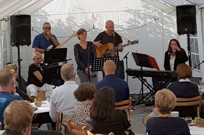Et lille Band - da de optrådte ved en havefest fornylig. ?Foto: Privat