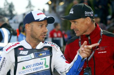 Sportxpress/arkiv/Ritzau Scanpix. Nicki Pedersen (til venstre) nåede ikke med i semifinalerne i årets sidste VM-grandprix i polske Torun.