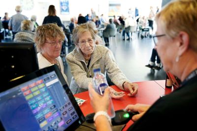 91-årige Johanne Pedersen skal have kildevand med i biografen. Hun bor i Rolighedsparken, men kommer oprindelig fra Isenvad, og familien, som hun stolt fortæller, består af 5 børn, 15 børnebørn og 24 oldebørn. ?Foto: Flemming Hansen