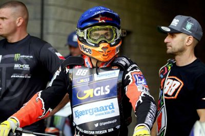 Sportxpress/Ritzau Scanpix. Den danske speedwaykører Niels-Kristian Iversen styrtede i et heat i et velgørenhedsløb søndag og måtte køres på hospital i Polen.