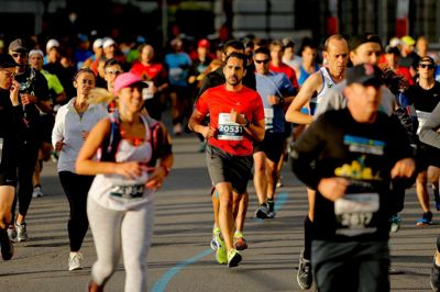 To unge mænd kollapsede søndag i målområdet efter at have gennemført halvmaraton i Cardiff. De bekræftes nu døde. Billedet her er taget fra et motionsløb i Canada. Foto: Michael Reaves/Arkiv/Ritzau Scanpix