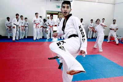 Brande Taekwondo Klubs karismatiske Hans Pedersen har været i gang med pennen efter nyheden om, at klubbens tilskud reduceres. ?Foto: Henrik Ole Jensen