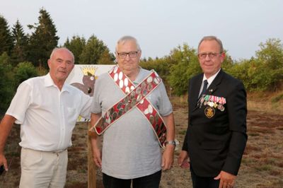 Til venstre afgående fuglekonge Tonny Høegh Poulsen, i midten den nye fuglekonge Svend Hornshøj sammen med formand Jens Anton Nordestgaard. ?Foto: privat